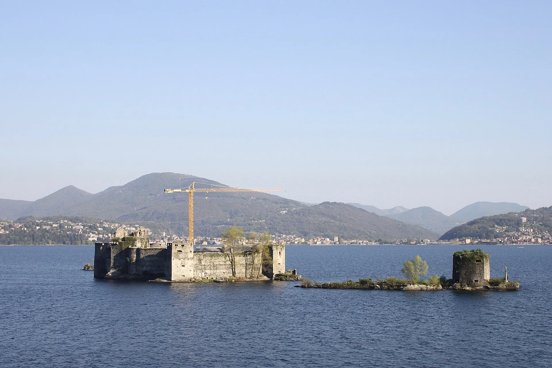 I ruderi dei Castelli di Cannero sugli isolotti in mezzo al lago