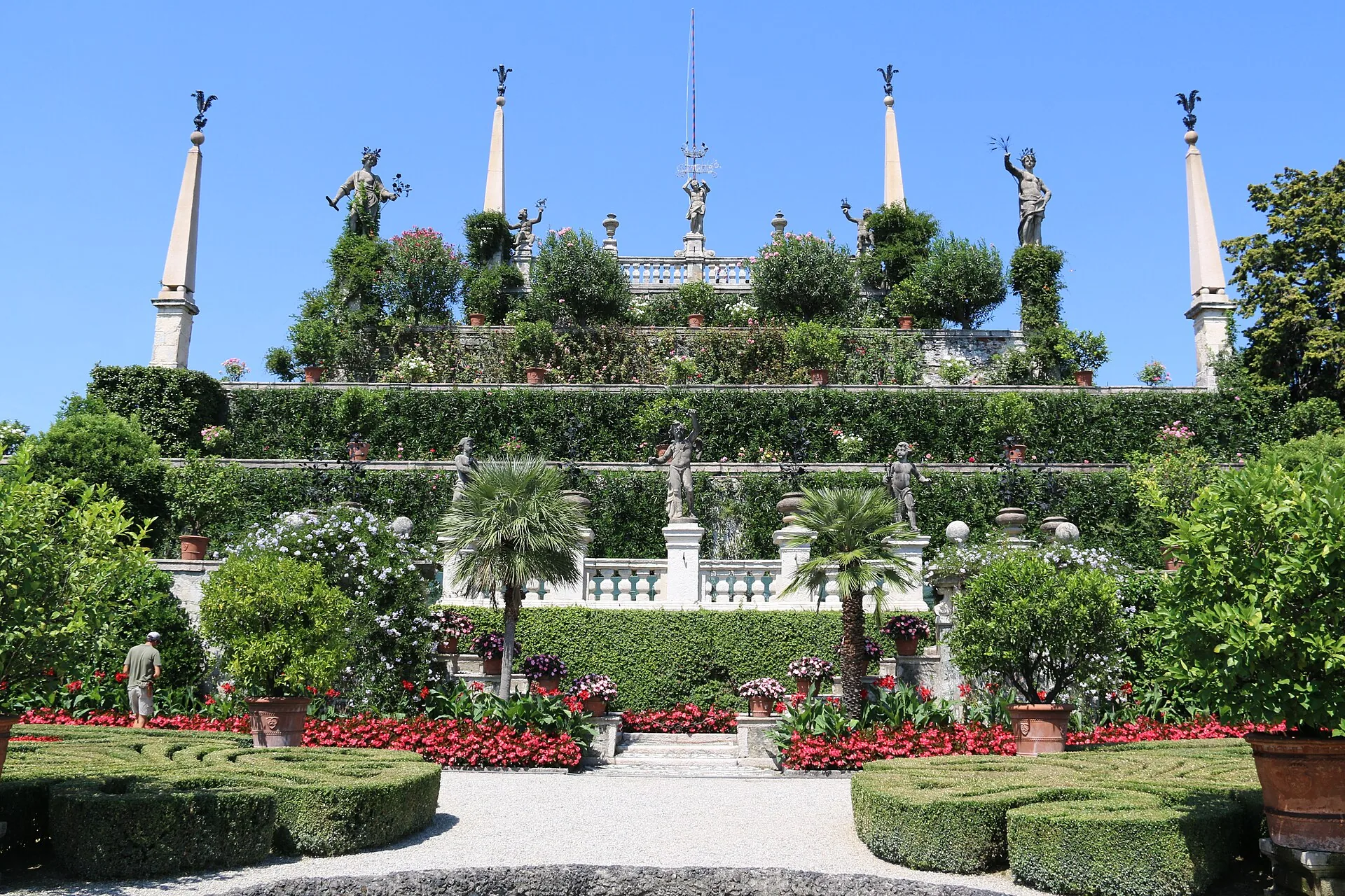 Il teatro barocco dei giardini a terrazze dell'Isola Bella con le statue