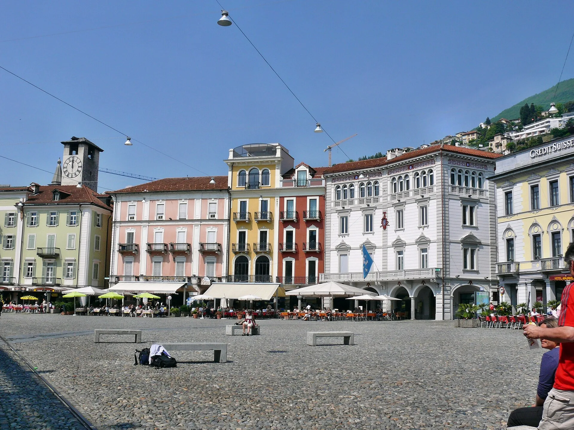 Piazza Grande a Locarno con i palazzi colorati e i portici
