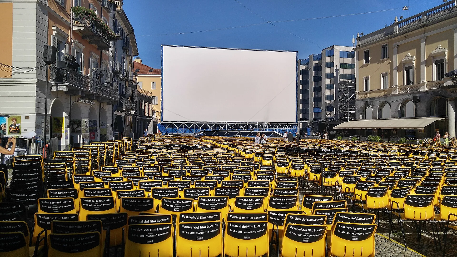 Le sedie gialle e il grande schermo del festival allestiti in Piazza Grande