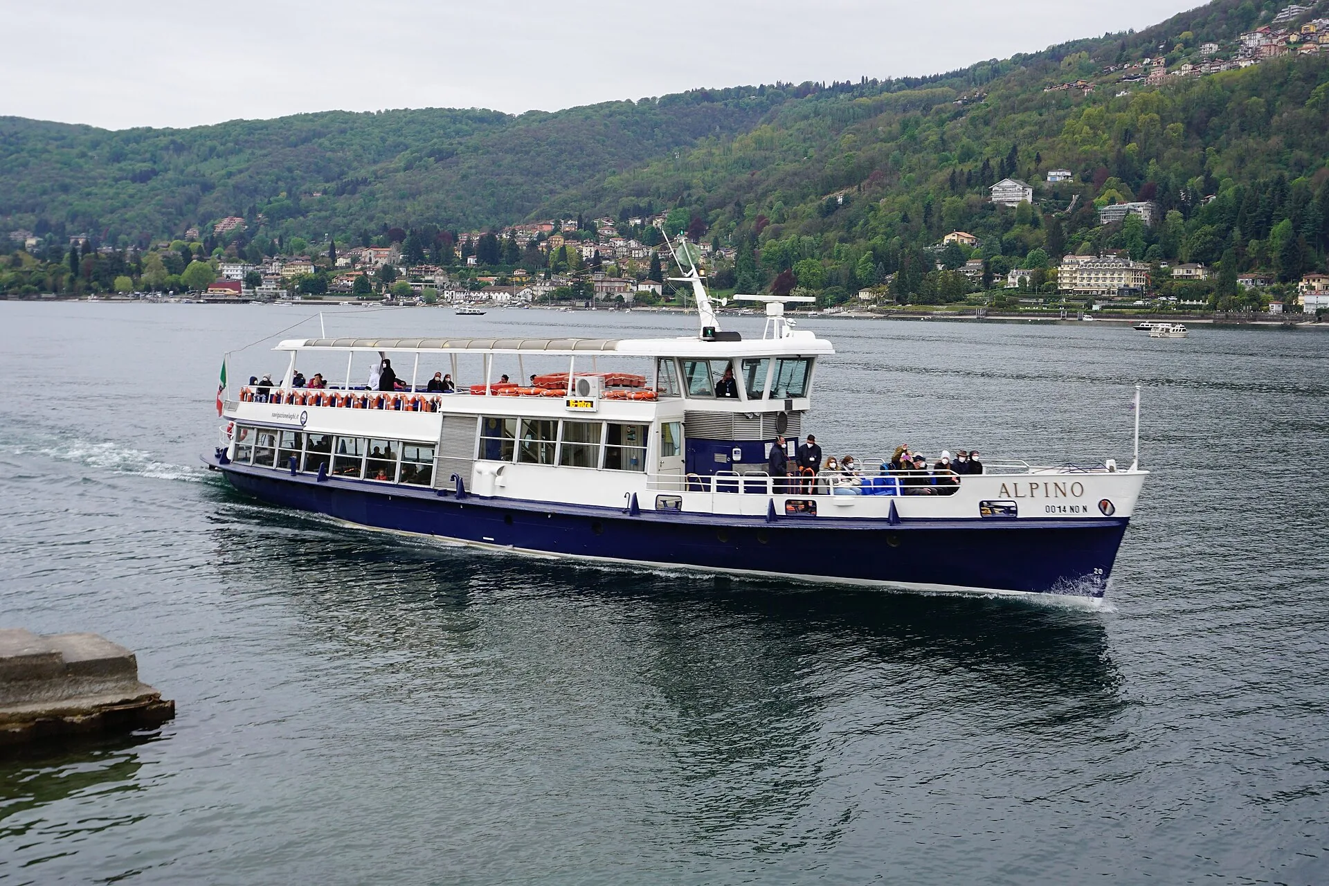 Un battello di linea bianco e blu in navigazione sul Lago Maggiore