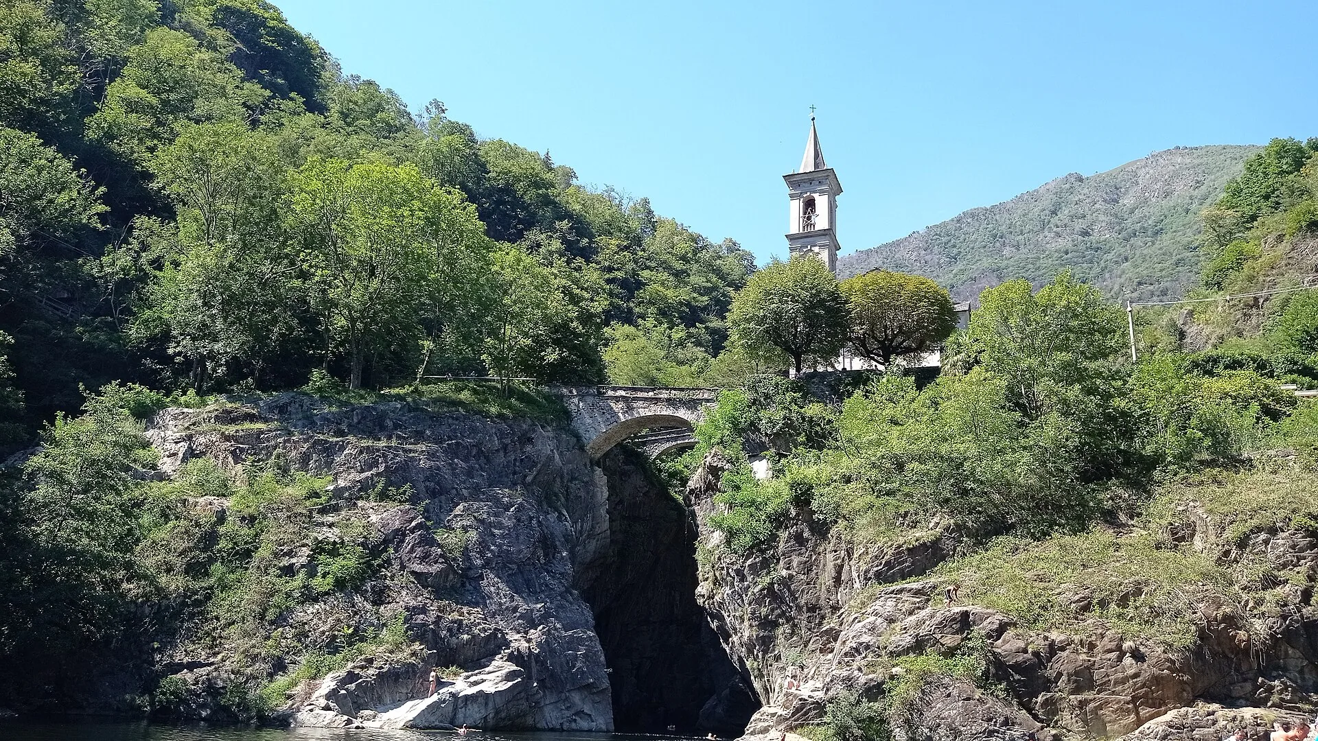 La chiesa di Sant'Anna con il ponte in pietra sopra la gola dell'Orrido