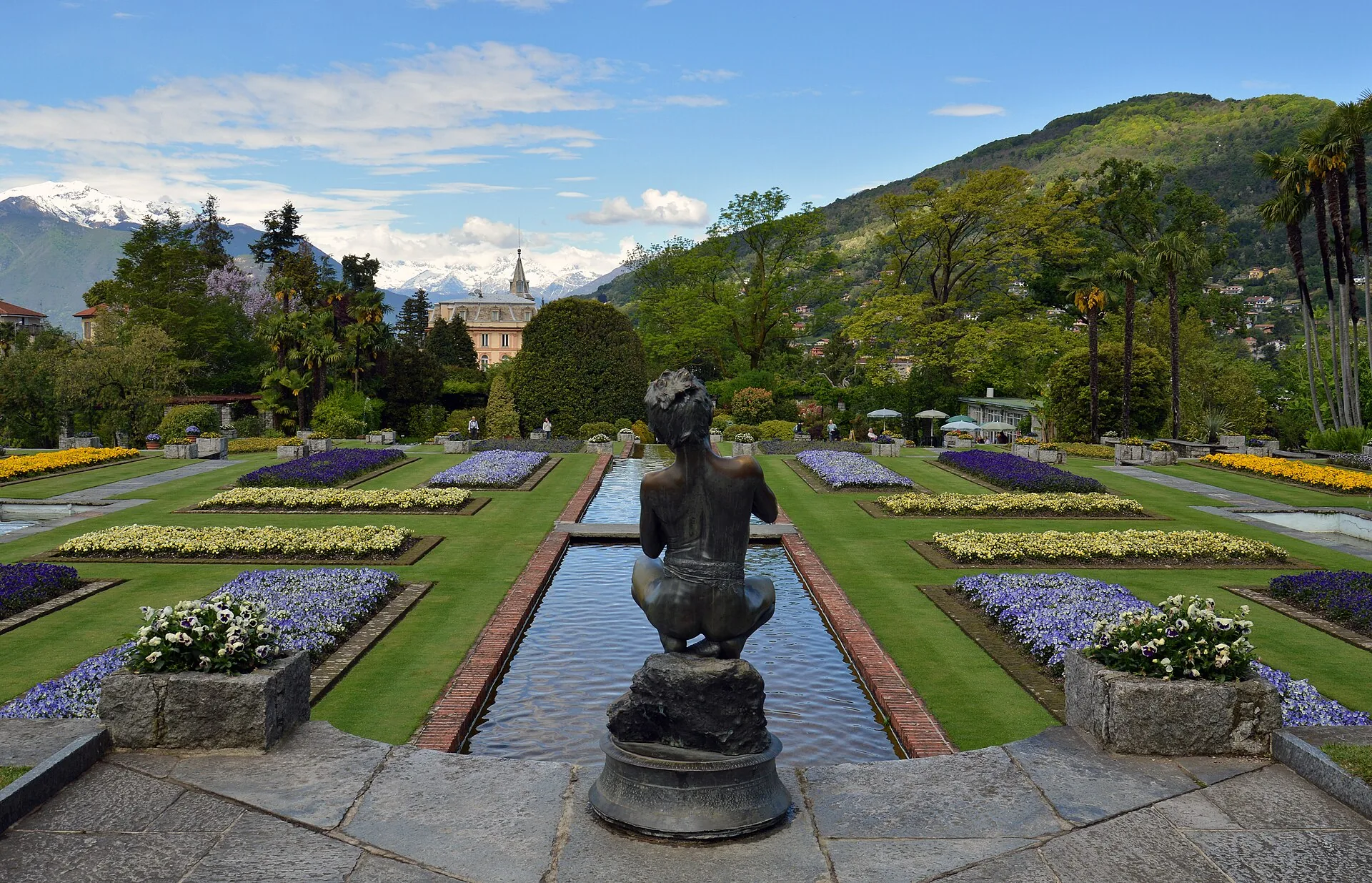 Le vasche d'acqua e le aiuole geometriche dei giardini di Villa Taranto